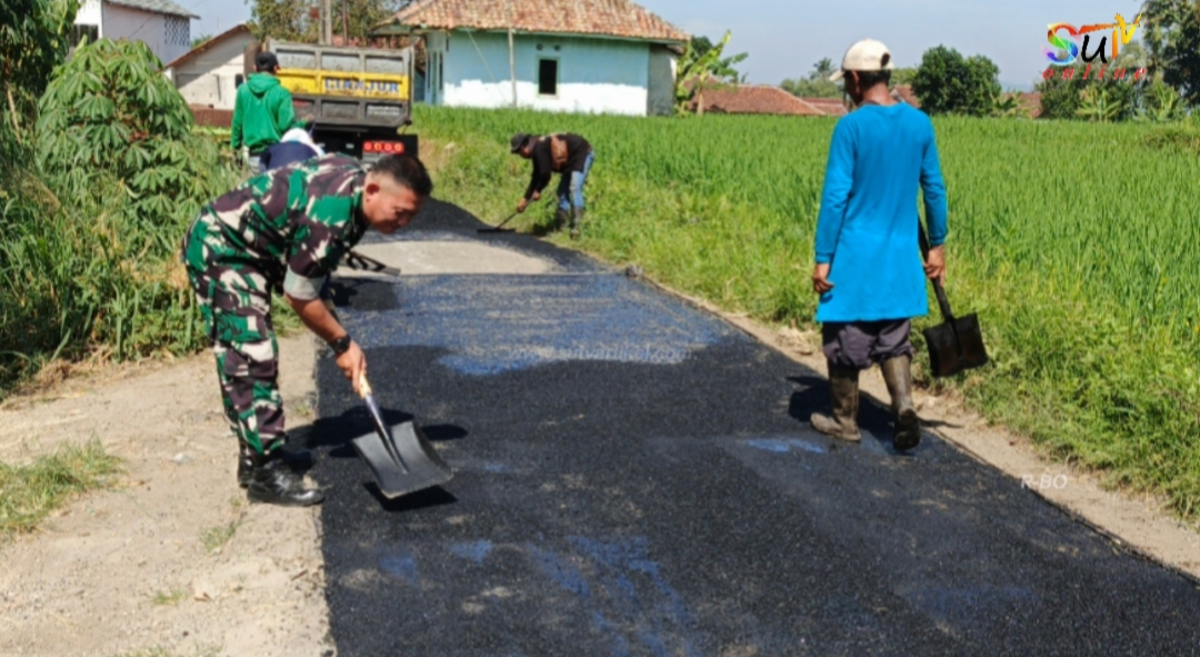 Babinsa Kutasirna Koramil 09/Cisaat Laksanakan monitoring Dan Pendampingan Pengaspalan Jalan desa