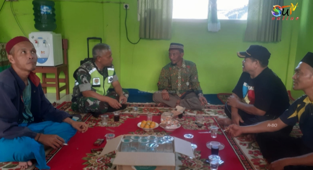 Babinsa Sukasari Koramil 0607-09/Cisaat Jalin Komsos bersama Alim Ulama