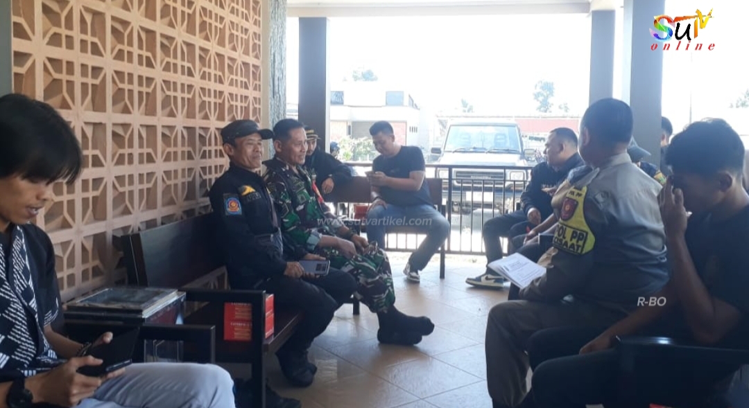 Babinsa Desa Babakan Komsos Dengan Bhabinkamtibmas, Satpol PP dan pemuda Wujudkan Sinergitas Dalam Pelaksanaan Tugas