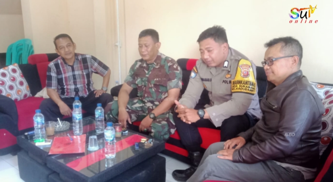 Babinsa Sukamanis Koramil 09/ Cisaat Melaksanakan Komsos dengan Komponen Masyarakat