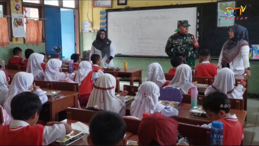 Babinsa Cikujang Dampingi Pelaksanaan Makan Bergizi Gratis di SDN Kutamaneh