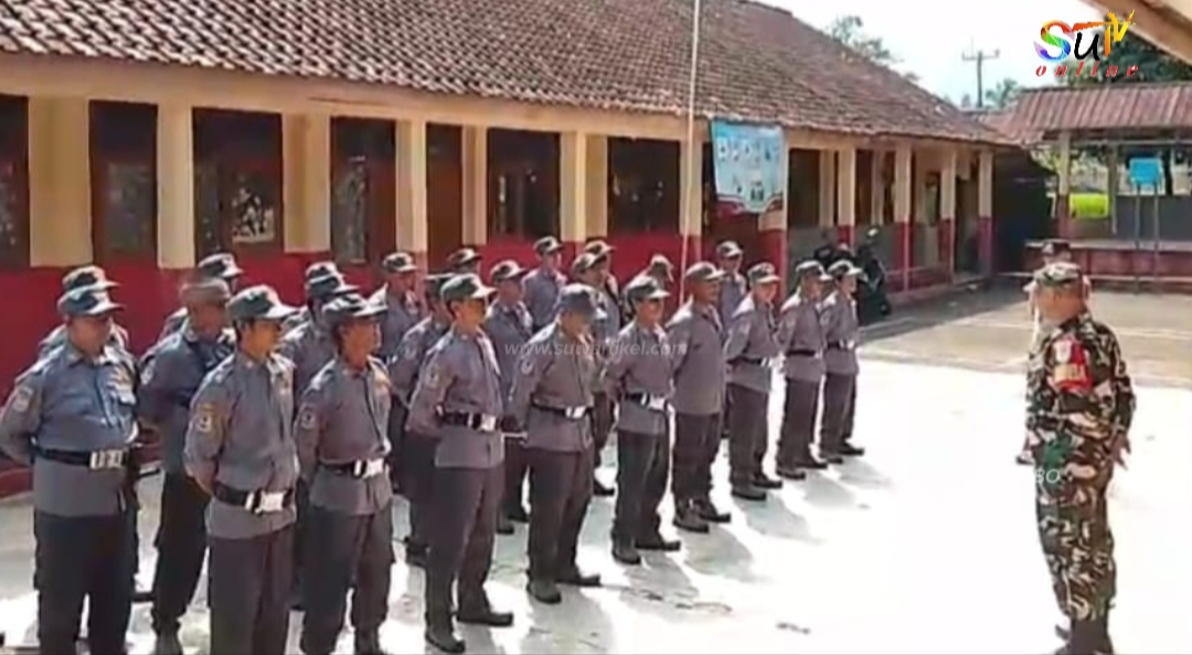 Babinsa Desa Sukamaju Berikan Pelatihan PBB dan Materi Wawasan Kebangsaan Bagi Anggota Linmas