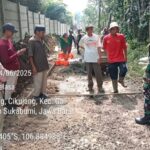 Dukung Pembangunan Desa, Babinsa Cikujang Tinjau Lokasi Pengecoran Jalan