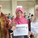 Pemdes Mangkalaya Salurkan BLT-DD Tahap Pertama Selama 5 Bulan kepada 34 KPM