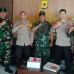 Koramil 09/Cisaat Beri Ucapan Selamat Bawa Kue Ulang Tahun ke Polsek, Rayakan HUT Bhayangkara ke-79