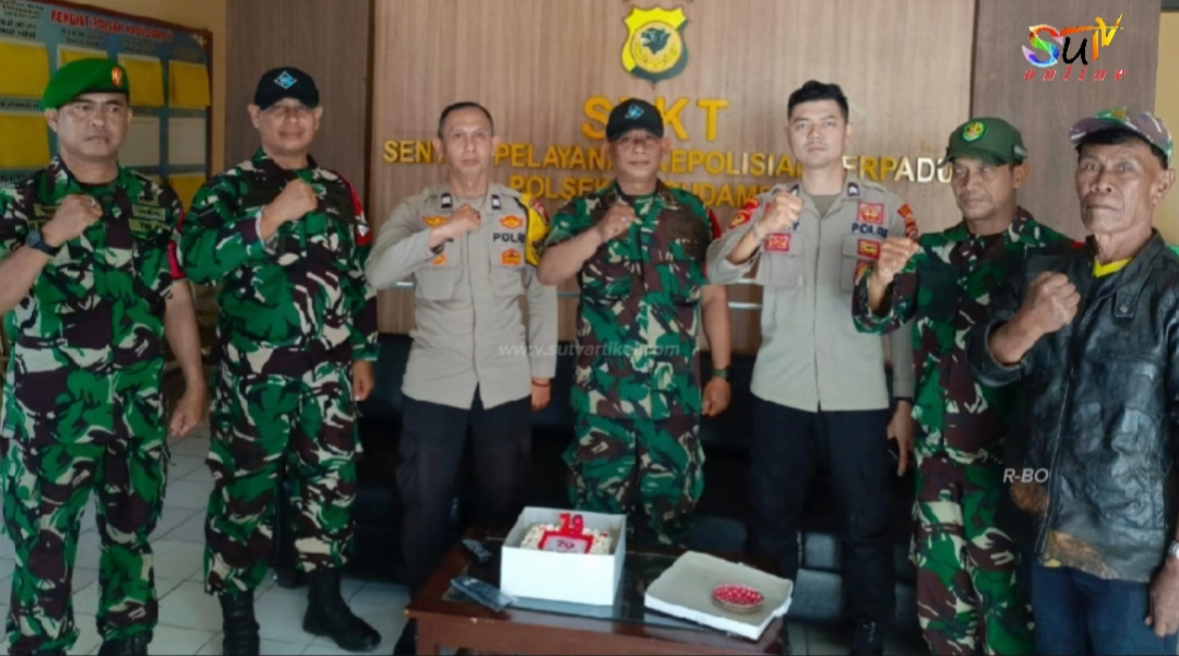 Koramil 09/Cisaat Beri Ucapan Selamat Bawa Kue Ulang Tahun ke Polsek, Rayakan HUT Bhayangkara ke-79