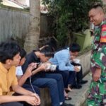 Saat Jam Istirahat, Babinsa Selajambe Koramil 09/Cisaat Komsos Berikan Motifasi Kepada Siswa SMP
