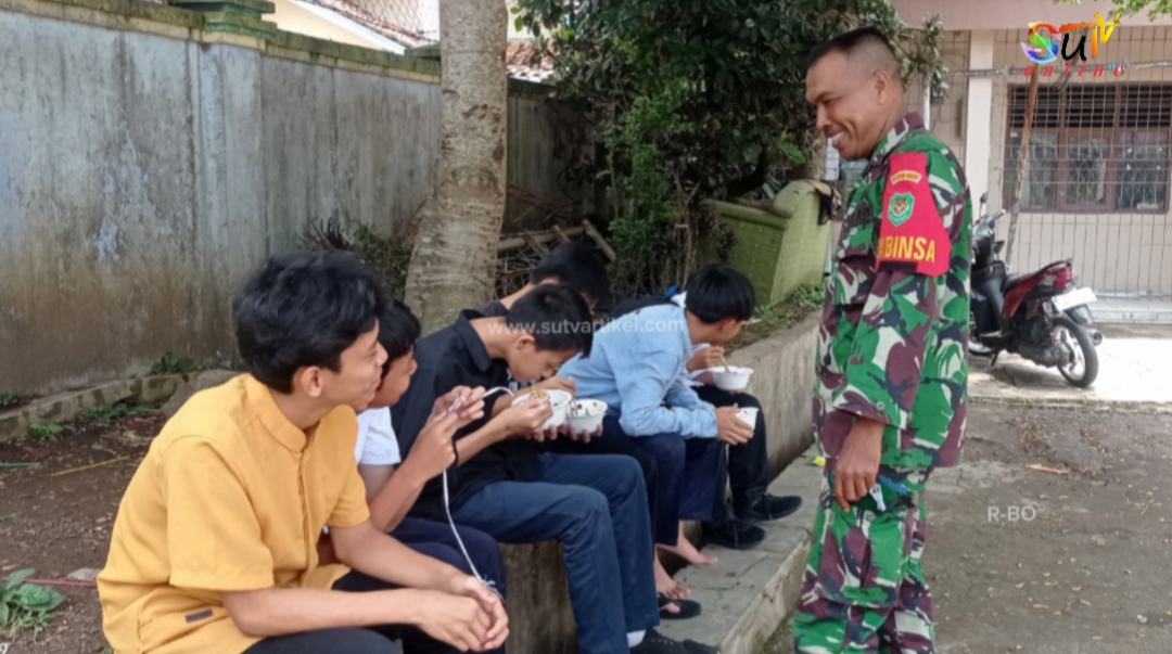 Saat Jam Istirahat, Babinsa Selajambe Koramil 09/Cisaat Komsos Berikan Motifasi Kepada Siswa SMP