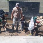 Kedekatan Babinsa Desa Kadudampit Bersama Warga, Dalam Karya Bakti Perbaikan Bahu Jalan