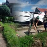Babinsa Desa Citamiang Bersama Warga Gotong Royong Bersihkan Bahu Jalan Desa
