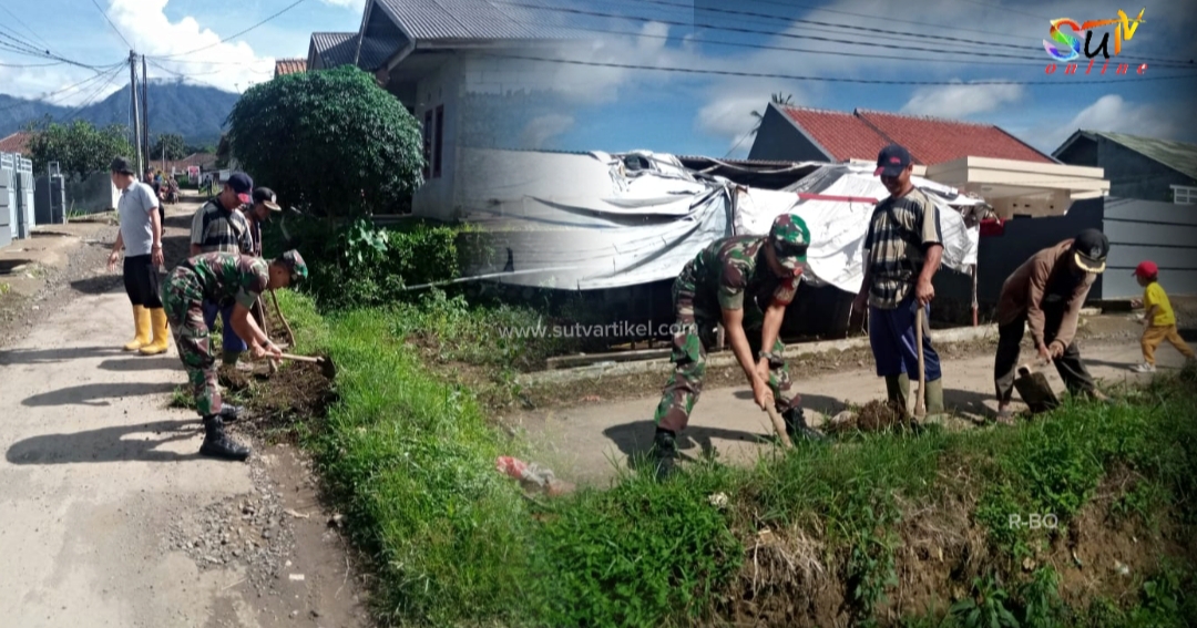 Babinsa Desa Citamiang Bersama Warga Gotong Royong Bersihkan Bahu Jalan Desa