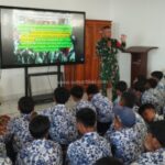 Babinsa Desa Sukaresmi Berikan Materi Wasbang Kepada Siswa MPLS SMPN 2 Cisaat