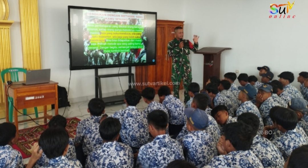 Babinsa Desa Sukaresmi Berikan Materi Wasbang Kepada Siswa MPLS SMPN 2 Cisaat