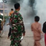 Cegah DBD, Babinsa Gunungjaya Bersama Tim Puskesmas Lakukan Fogging