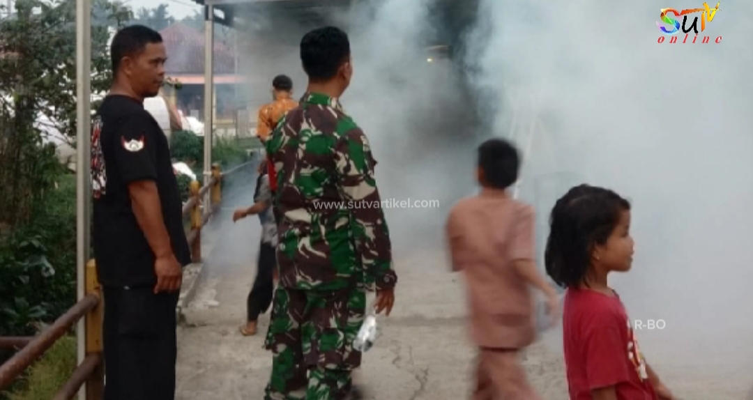 Cegah DBD, Babinsa Gunungjaya Bersama Tim Puskesmas Lakukan Fogging