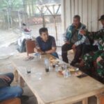 Tingkatkan Kedekatan Dengan Warga, Babinsa Desa Cikujang Koramil 09/Cisaat Komsos dengan warga binaan