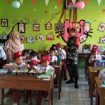 Babinsa Desa Kebonmanggu Koramil 09/Cisaat melaksanakan monitoring Kegiatan MBG di SDN Pasir Badak