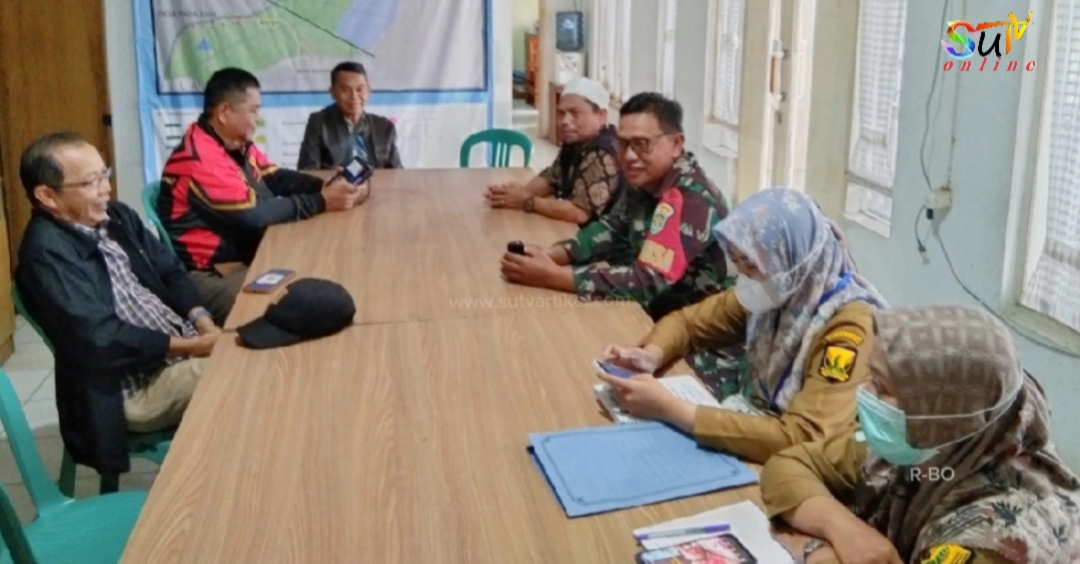 Babinsa Desa Cibatu Koramil 09/Cisaat Komsos dengan Aparatur Desa Bahas Kegiatan HUT RI Ke-80