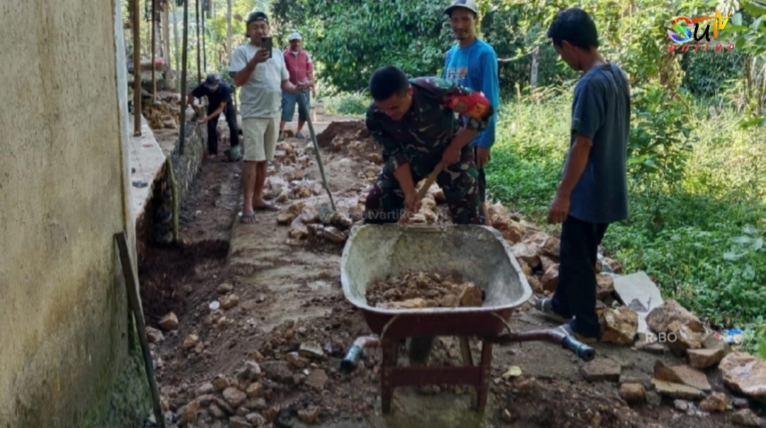 Babinsa Desa Cibolang Koramil 09/Cisaat Gelar Karya Bakti Pelebaran Jalan Bersama Warga