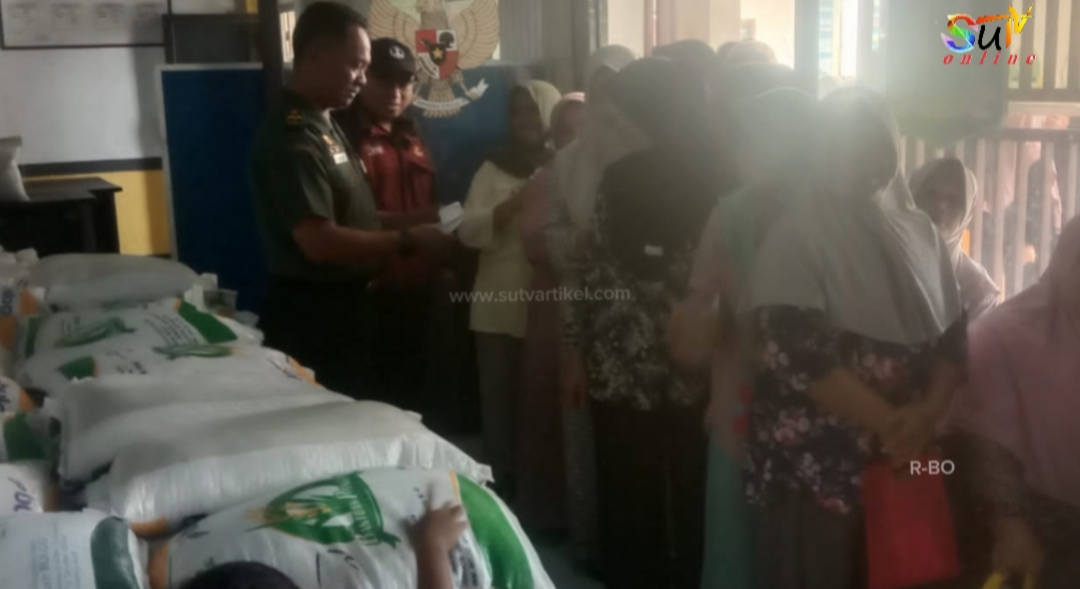 Babinsa Desa Gunungjaya Koramil 09/Cisaat Awasi Pembagian Beras Bulog 10kg