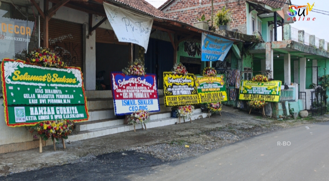 Jelang Diwisuda, Karangan Bunga Ucapan Selamat Hiasi Rumah Kediaman Kris Dwi Purnomo M.Pd