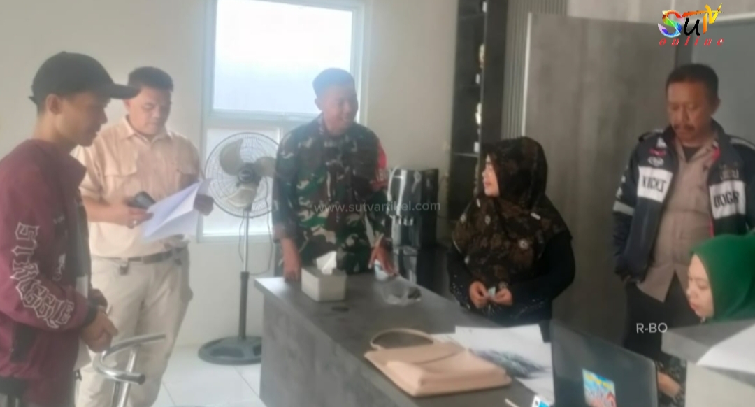 Lakukan Pul Data Ter Babinsa Desa Cisaat Koramil 09/Cisaat Komsos Dengan Perangkat Desa