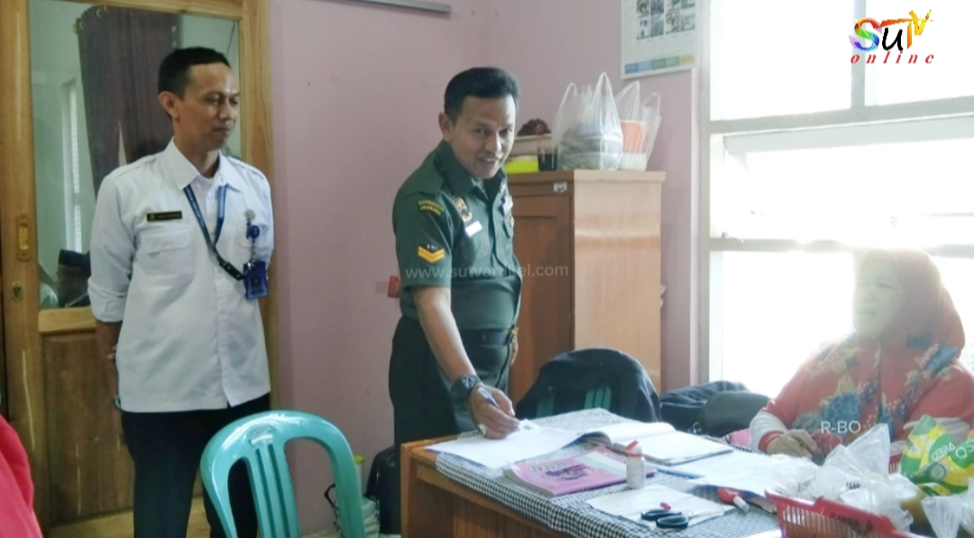 Babinsa Desa Cibatu Koramil 09/Cisaat Dampingi Pelayanan Posyandu di Wilayah Binaan
