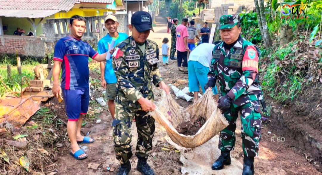 Babinsa Desa Cikujang Bersama Warga Gotongroyong Bersihkan Jalan Lingkungan Desa