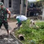 Bukti Kemanunggalan TNI-Rakyat, Babinsa Desa Sukamanis Koramil 09/Cisaat Laksanakan Karya Bakti Cor Jalan Gang