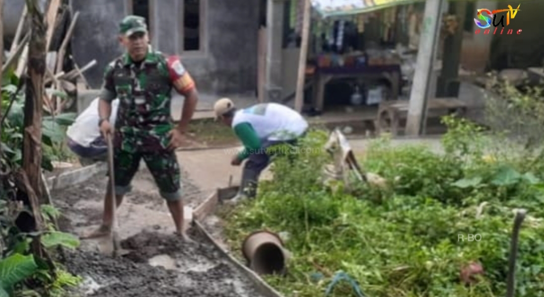Bukti Kemanunggalan TNI-Rakyat, Babinsa Desa Sukamanis Koramil 09/Cisaat Laksanakan Karya Bakti Cor Jalan Gang