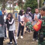 Bangun Kedisiplinan Generasi Muda, Babinsa Desa Kadudampit Beri Materi Wasbang Kepada Siswa SD