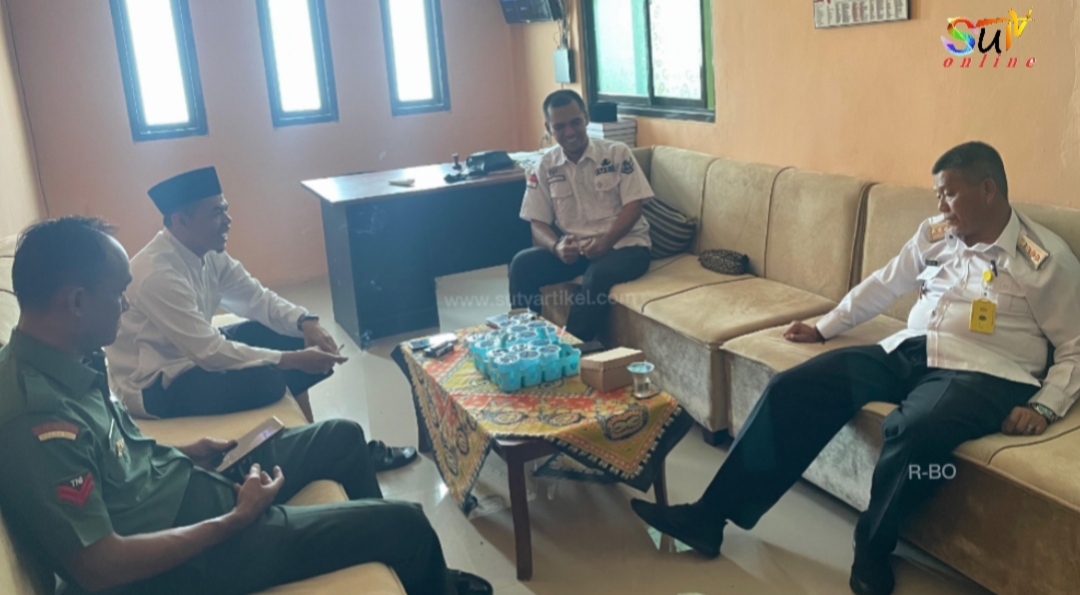 Babinsa Desa Gunungguruh Koramil 09/Cisaat, melaksanakan komsos bersama Camat, kades Gunungguruh