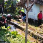 Kerja Bakti Bersama Warga, Babinsa Desa Cipetir Bersihkan Jalan dan Saluran Air