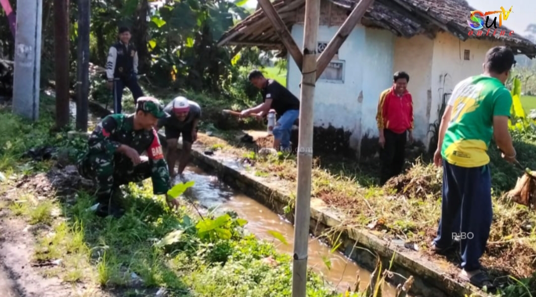 Kerja Bakti Bersama Warga, Babinsa Desa Cipetir Bersihkan Jalan dan Saluran Air