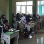 Babinsa Desa Citamiang Monitoring Pembagian Program MBG di SMA At-Tijaaraah