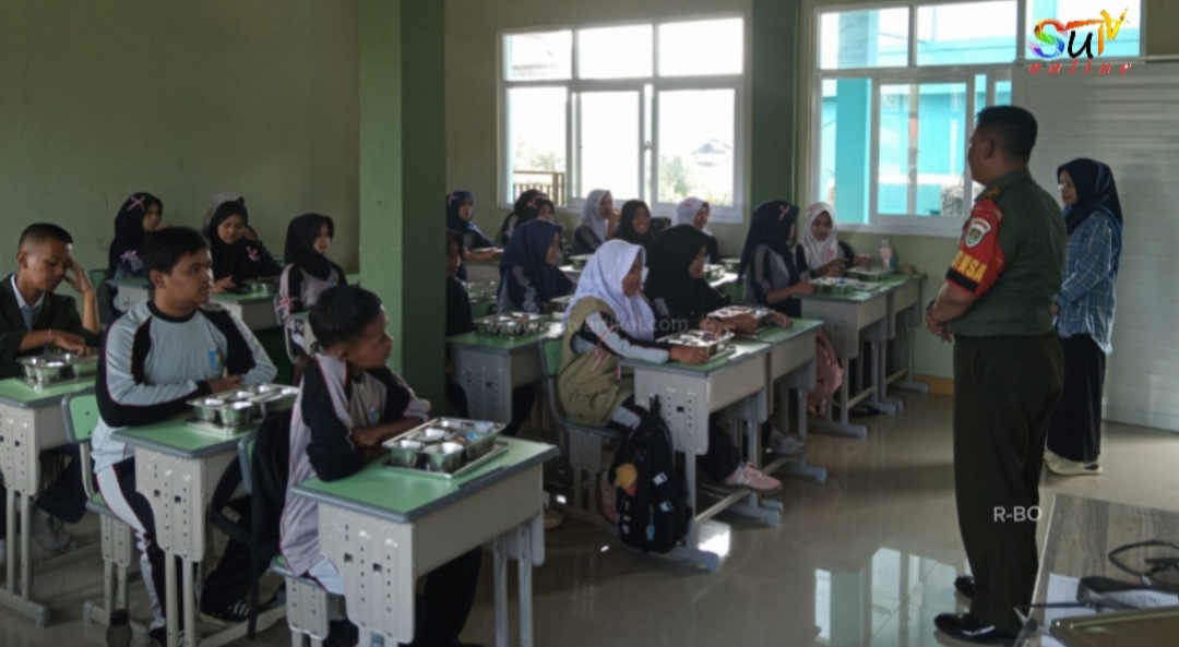 Babinsa Desa Citamiang Monitoring Pembagian Program MBG di SMA At-Tijaaraah