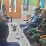 Babinsa Desa Cisaat komsos Bersama Tomas, Bahas tentang Keamanan Dan Ketertiban Lingkungan di desa binaan