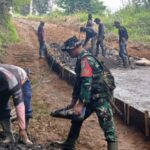 Melalui Karya Bhakti, Babinsa dan Warga Sukamaju, Laksanakan Betonisasi Jalan Lintas Cinumpang