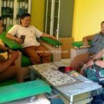 Babinsa Desa Citamiang Koramil 09/Cisaat Komsos Bersama Kepala Dusun