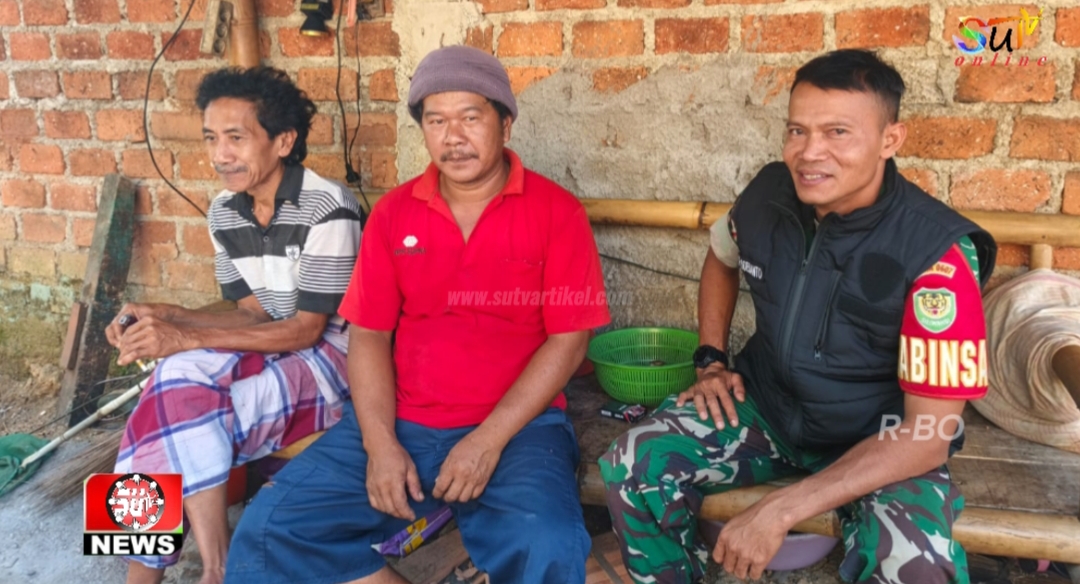 Komsos Babinsa Padaasih Bersama Tomas, Bahas Keamanan Dan Ketertiban Lingkungan di wilayah binaan