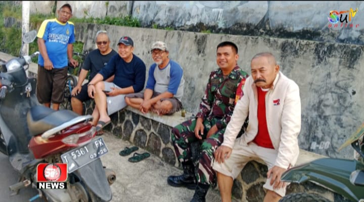 Babinsa Desa Cibolang Komsos Dengan Warga Perum Mangkalaya Dan Pantau Wilayah Binaan