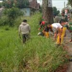 Jum'at Bersih Babinsa Gunungjaya Bersama Warga, Bersihkan Bahu jalan