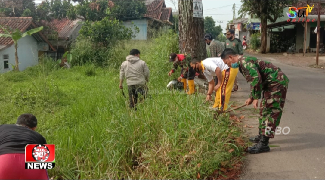 Jum’at Bersih Babinsa Gunungjaya Bersama Warga, Bersihkan Bahu jalan