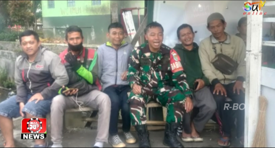 Babinsa Desa Cisaat Komsos Dengan Warga Dan Pantau Wilayah Binaan