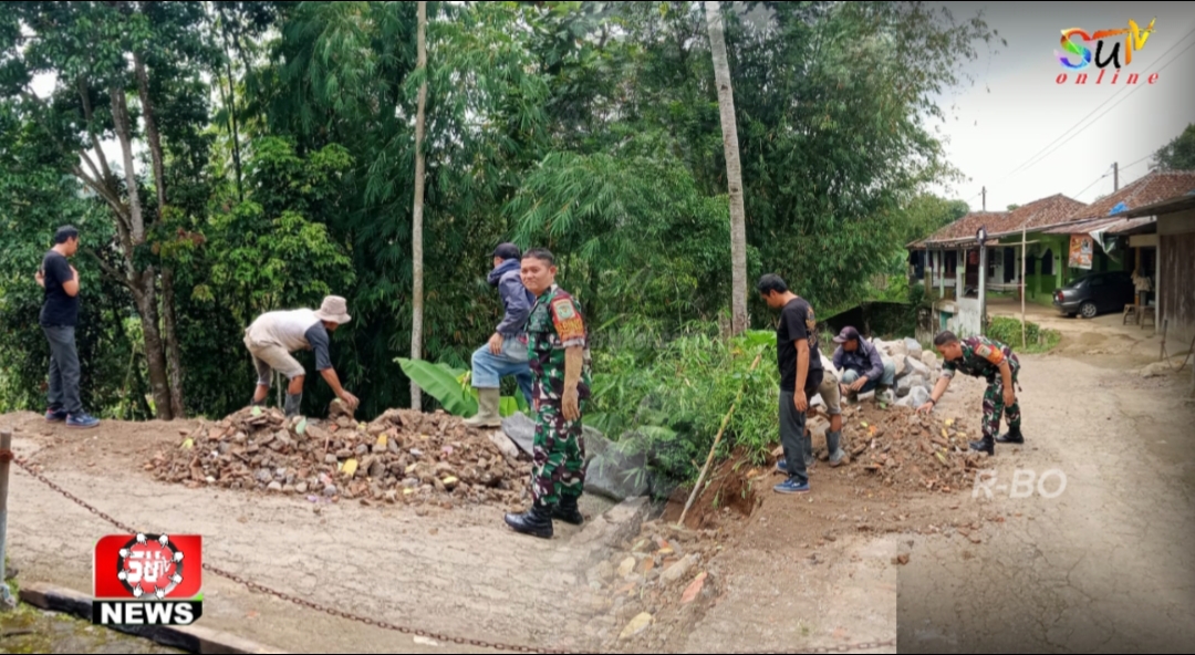 Babinsa Kutasirna Koramil 09/Cisaat Gelar Karya Bhakti Pembangunan TPT Desa Kutasirna