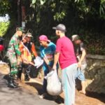 Pelihara Jalan Agar Tetap Bersih dan Rapi, Babinsa Desa Cipetir Koramil 09/Cisaat Bersama Warga Bersihkan Kanan Kiri Jalan