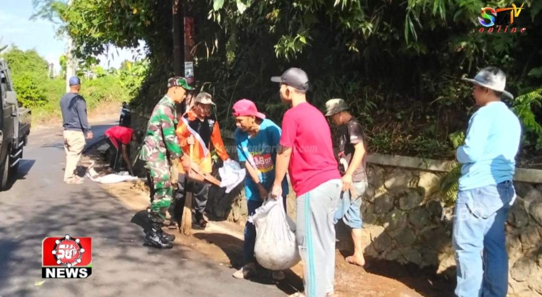 Pelihara Jalan Agar Tetap Bersih dan Rapi, Babinsa Desa Cipetir Koramil 09/Cisaat Bersama Warga Bersihkan Kanan Kiri Jalan