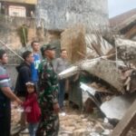Babinsa Desa Cisaat Koramil 09/Cisaat Tinjau Rumah Ibu Ipoh yang Roboh Akibat Cuaca Ekstrem