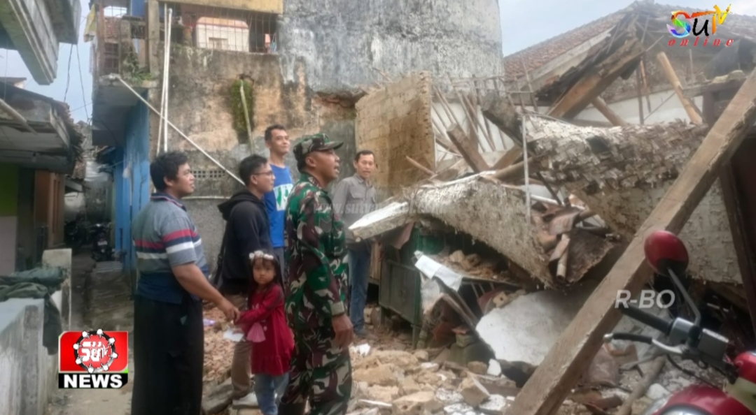 Babinsa Desa Cisaat Koramil 09/Cisaat Tinjau Rumah Ibu Ipoh yang Roboh Akibat Cuaca Ekstrem