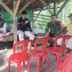 Babinsa Desa Gunungguruh Koramil 09/Cisaat Gelar Komsos Bersama Kelompok Tani